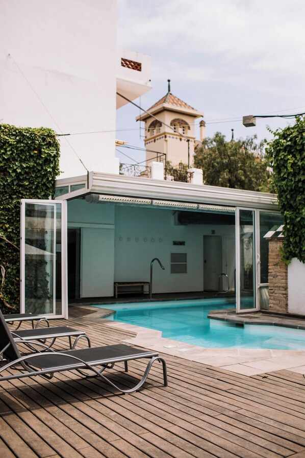 Piscine couverte, piscine extérieure (ouverte en saison)