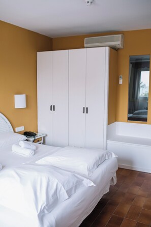 Hochwertige Bettwaren, Daunenbettdecken, Zimmersafe, Schreibtisch