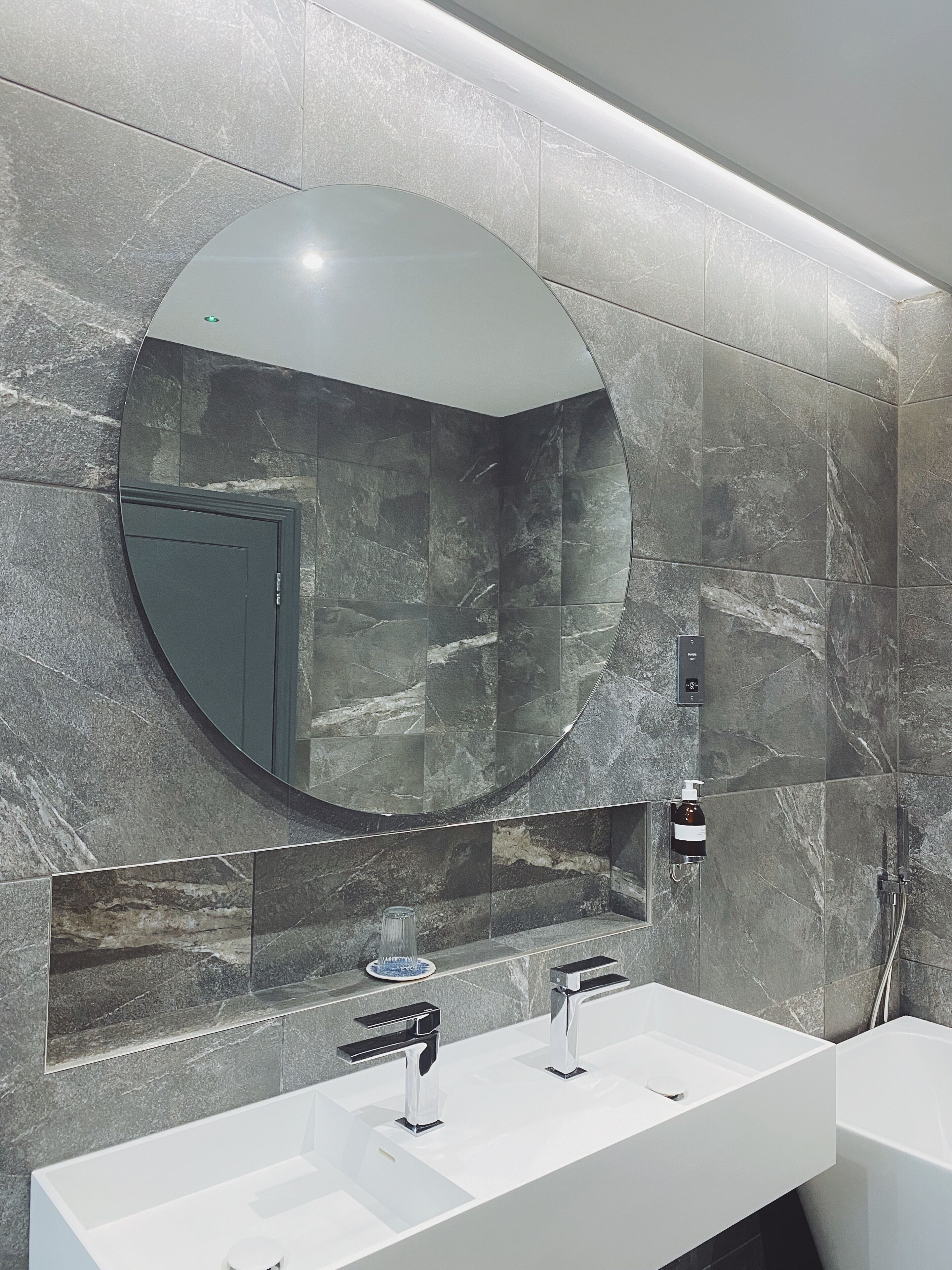 deluxe apartment, 1 bedroom, kitchen | bathroom | shower, free toiletries, hair dryer, towels