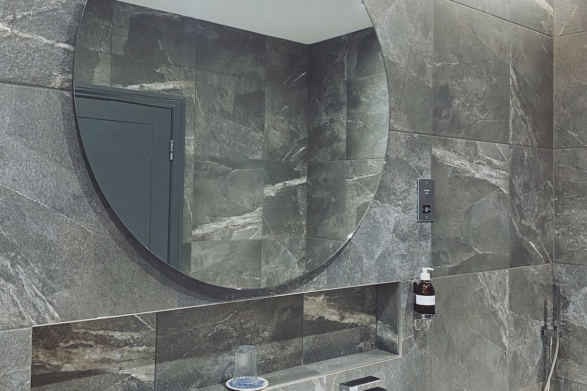 deluxe apartment, 1 bedroom, kitchen | bathroom | shower, free toiletries, hair dryer, towels