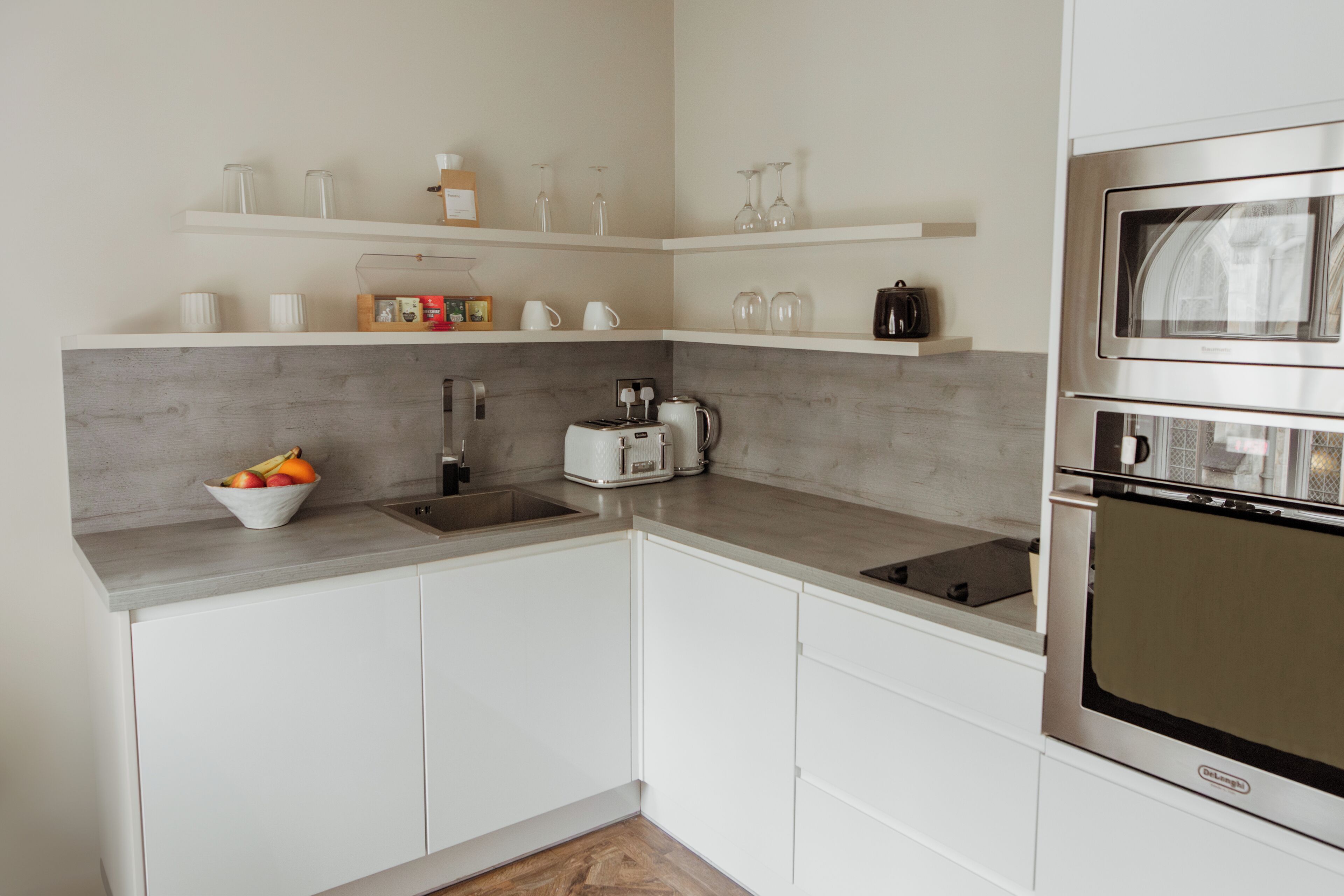 Refrigerador, microondas, placa de cocina, cafetera/tetera
