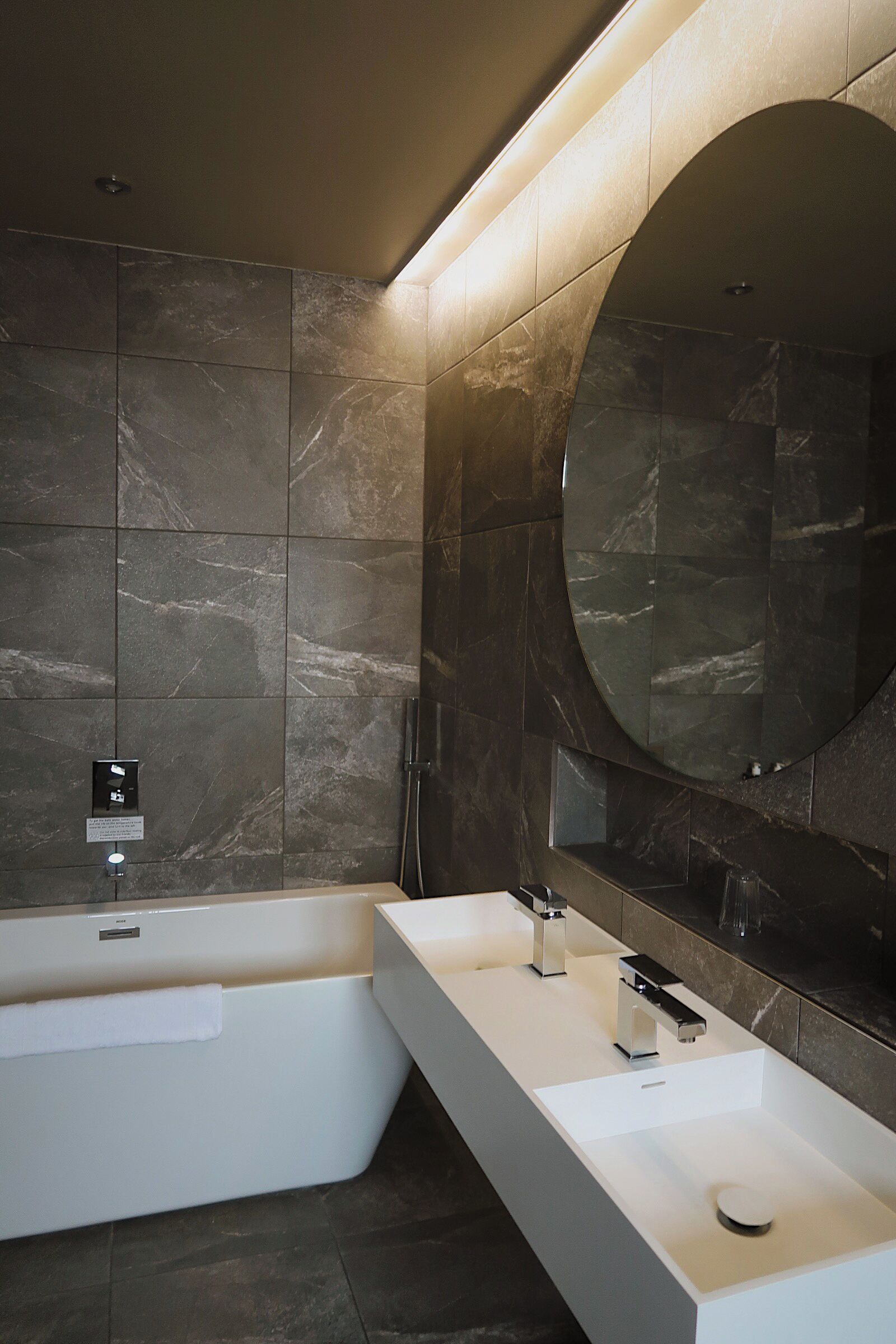 deluxe apartment, 1 bedroom, kitchen | bathroom | shower, free toiletries, hair dryer, towels