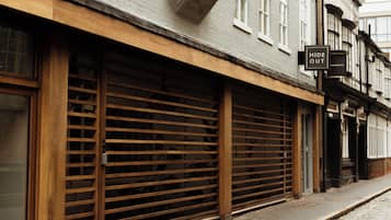 In-room safe, soundproofing, iron/ironing board, free WiFi