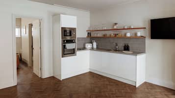Deluxe Apartment, 1 Bedroom, Kitchen | Private kitchen | Fridge, microwave, stovetop, coffee/tea maker