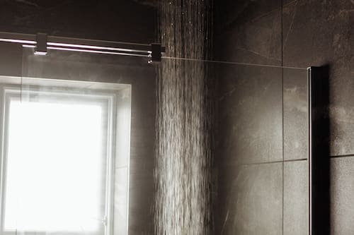 Regadera, amenidades de baño gratuitas, secadora de cabello, toallas