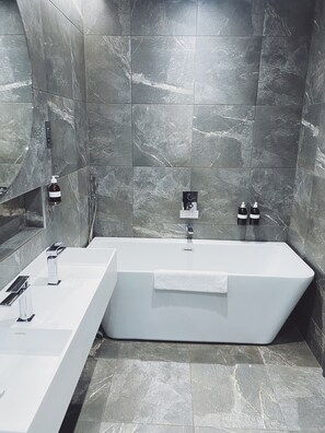 Deluxe Apartment, 1 Bedroom, Kitchen | Bathroom