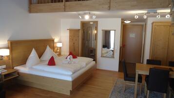 Family Room | Hypo-allergenic bedding, in-room safe, desk, blackout curtains