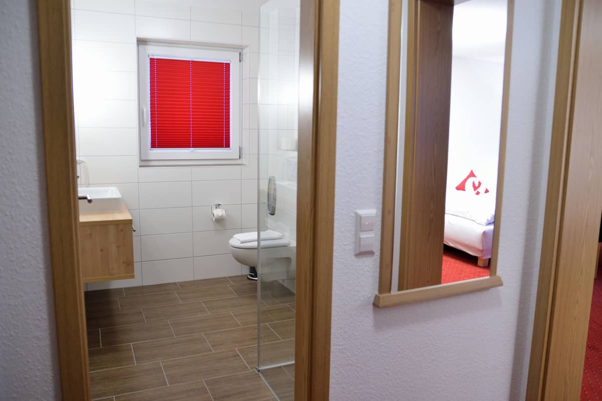 suite, 1 bedroom, balcony, mountain view | bathroom | shower, free toiletries, hair dryer, bathrobes