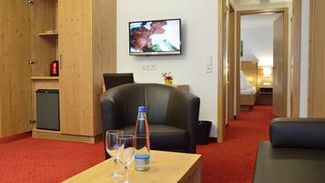 Suite, 1 Schlafzimmer, Balkon, Bergblick | Wohnbereich | Flachbildfernseher