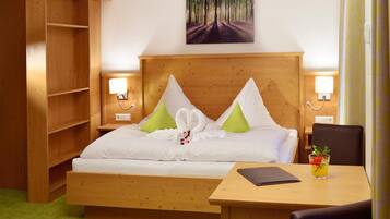 Hypo-allergenic bedding, in-room safe, desk, blackout curtains