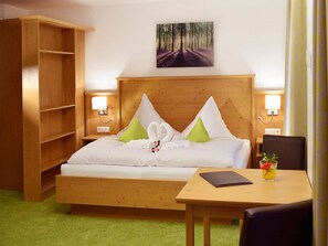 Hypo-allergenic bedding, in-room safe, desk, blackout drapes - Burg Hotel (Feldberg)