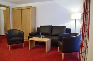 Suite, 1 Bedroom, Balcony, Mountain View | Living area | Flat-screen TV - Burg Hotel (Feldberg)