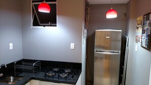 Apartamento tradicional | Cozinha privada | Geladeira grande, micro-ondas, cooktop, cafeteira/chaleira