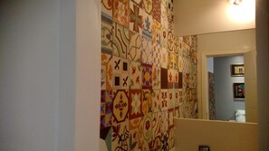 Apartamento tradicional | Baño | Ducha, secador de pelo y toallas
