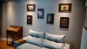 Apartamento tradicional | Sala de estar | Televisión LCD de 42 pulgadas con canales por cable, una televisión