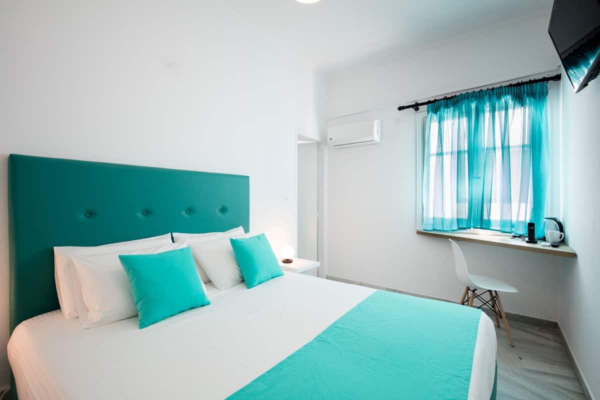 economy double room | in-room safe, soundproofing, iron/ironing board, free wifi