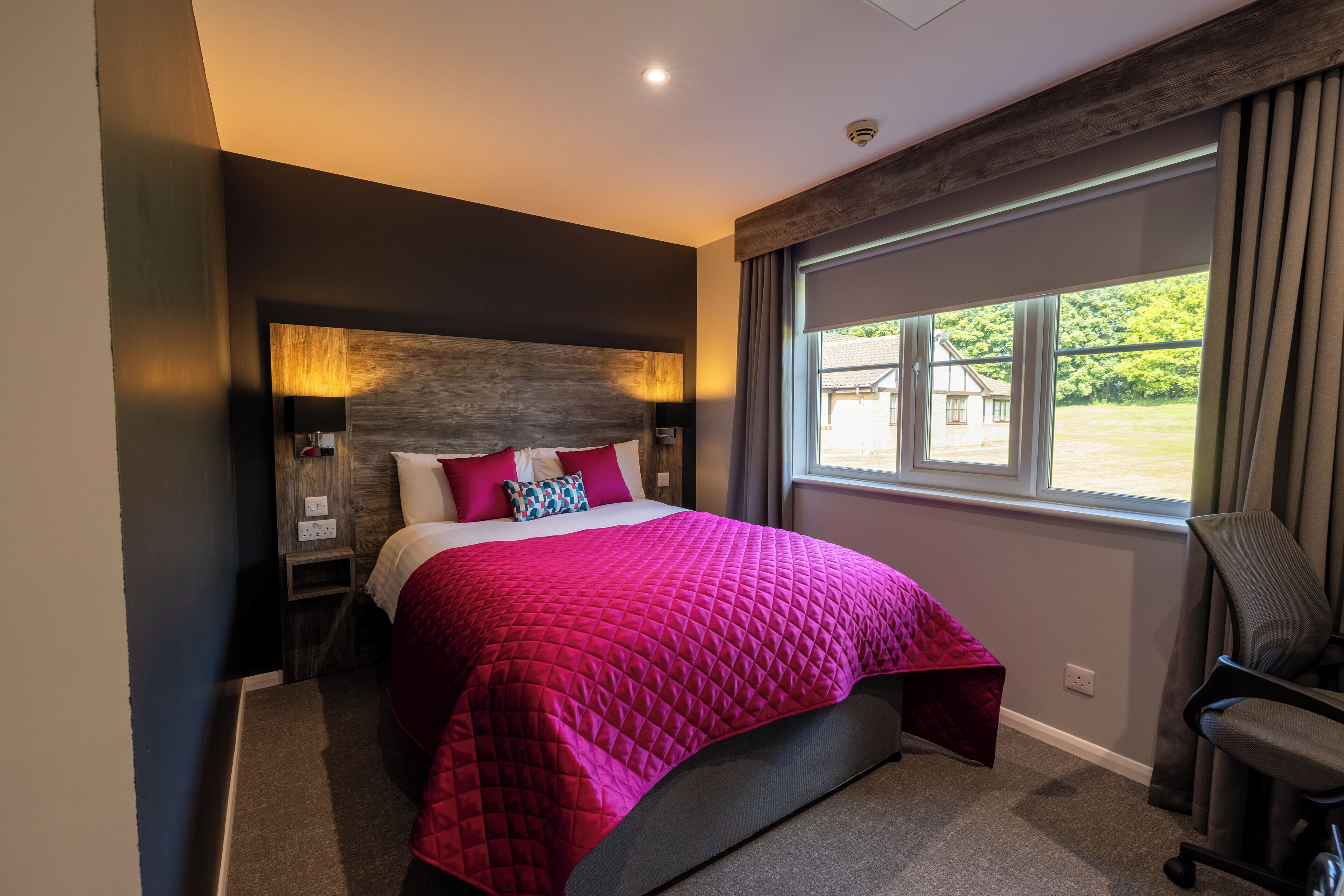 基础双人房 | 防过敏的被褥、客房内保险箱、办公桌、笔记本电脑工作区