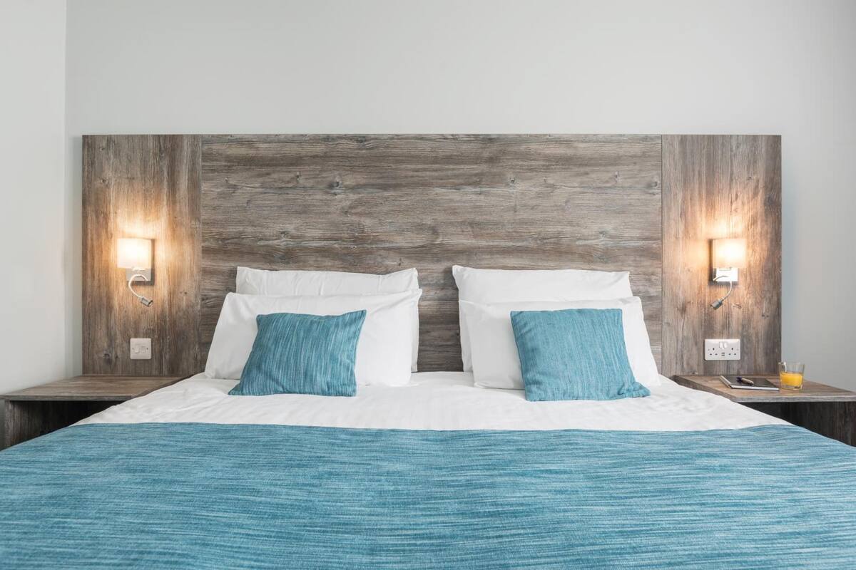 superior double/twin | hypo-allergenic bedding, in-room safe, desk, laptop workspace