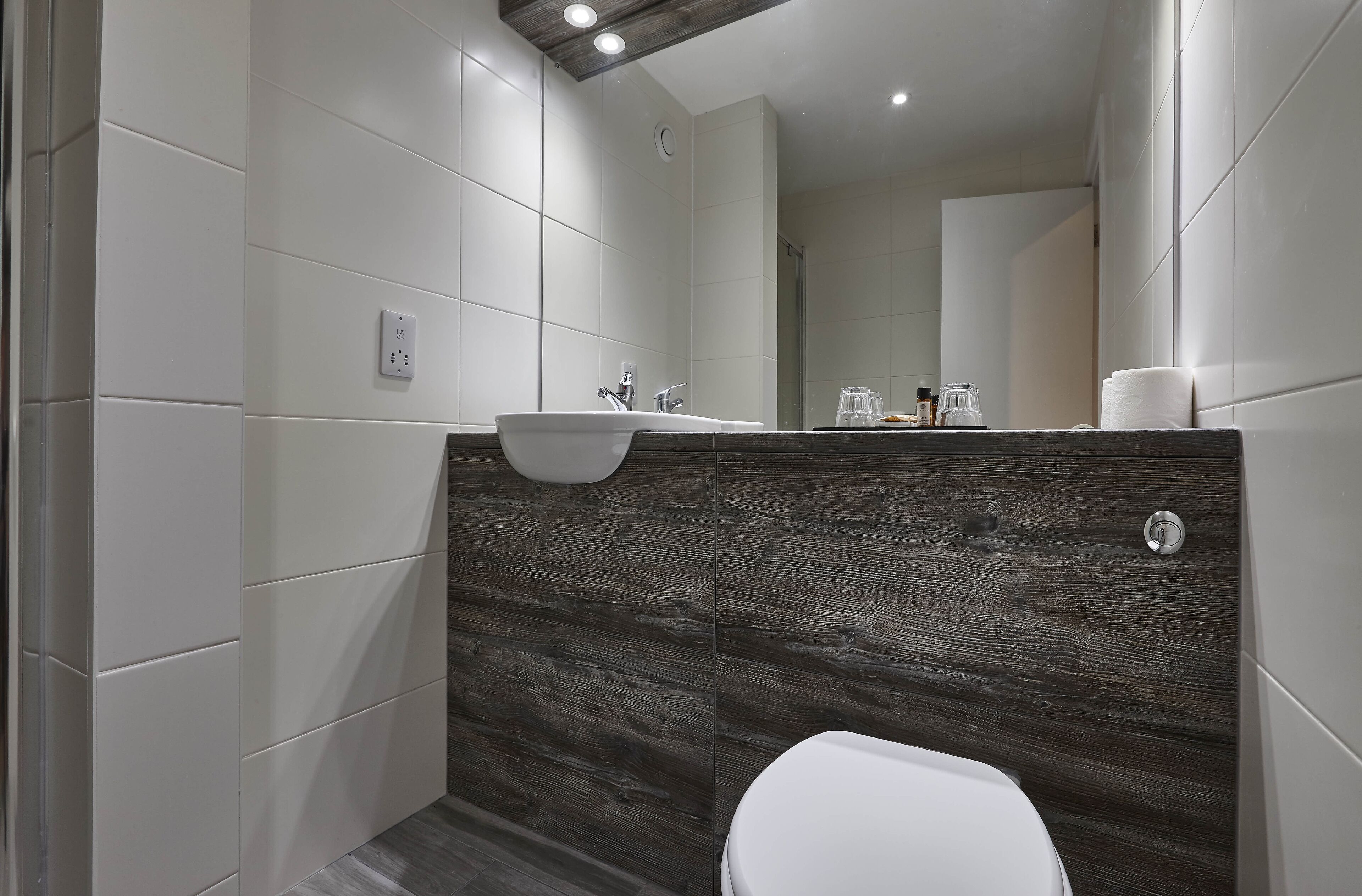 shower, rainfall showerhead, free toiletries, hair dryer