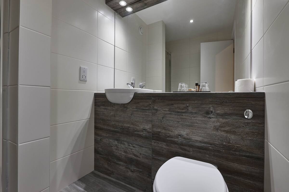 shower, rainfall showerhead, free toiletries, hair dryer