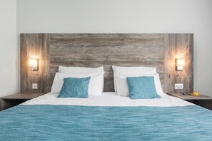 Habitación básica doble | Ropa de cama hipoalergénica, caja fuerte, escritorio