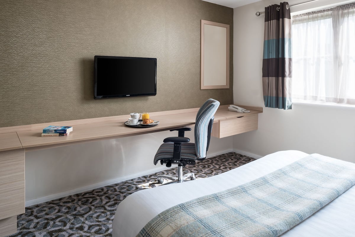 Standard Double Room | Hypo-allergenic bedding, in-room safe, desk, laptop workspace