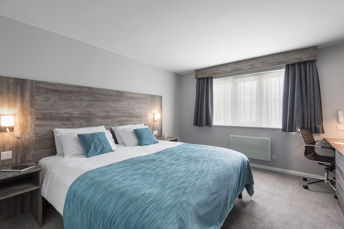 Standard Double or Twin Room | Hypo-allergenic bedding, in-room safe, desk, laptop workspace