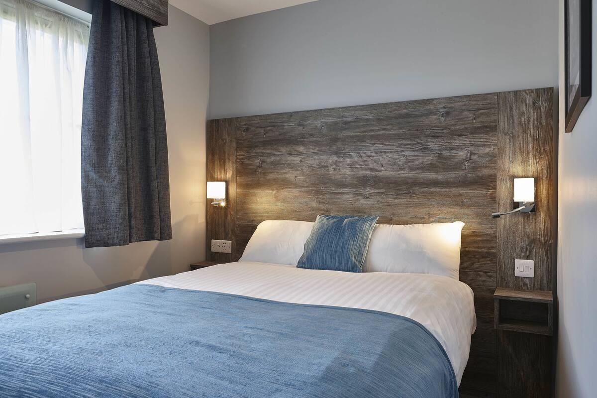 hypo-allergenic bedding, in-room safe, desk, laptop workspace