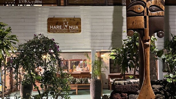 A hotel entrance with a wooden sign reading "HARE NUA HOTEL BOUTIQUE - RAPANUI". - Hare Nua (Hanga Roa)