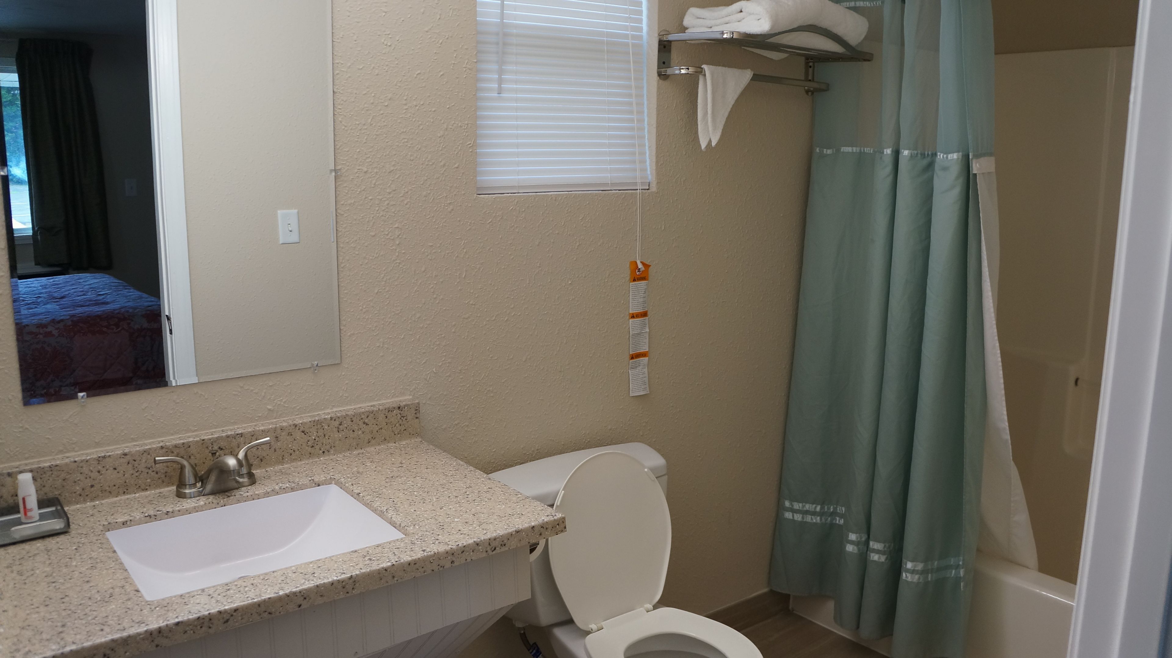 Combined shower/tub, free toiletries