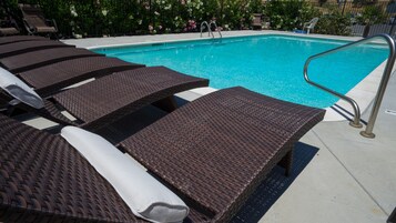 Una piscina al aire libre de temporada