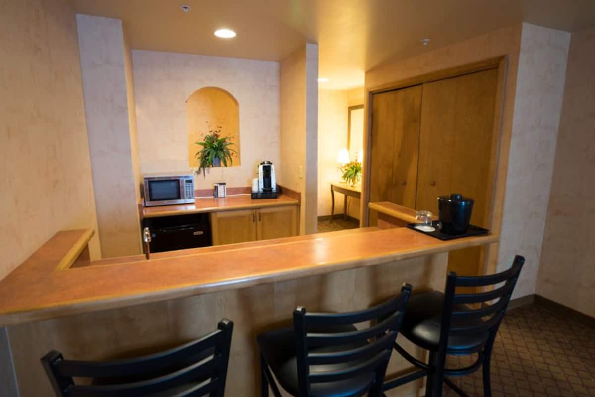 king suite, non-smoking | in-room dining