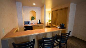 King Suite, Non-Smoking | Restauration dans la chambre