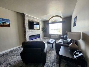 King Suite, Non-Smoking | Wohnbereich | LCD-Fernseher