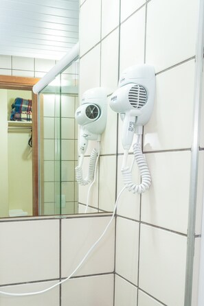تجهيزات دش، مستلزمات مجانية للعناية الشخصية، مجففات شعر، مناشف