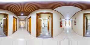 Minibar, safe på rommet, skrivebord og blendingsgardiner