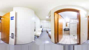 Quarto duplo luxo, 2 camas de solteiro | Frigobar, cofres nos quartos, escrivaninha, cortinas blackout