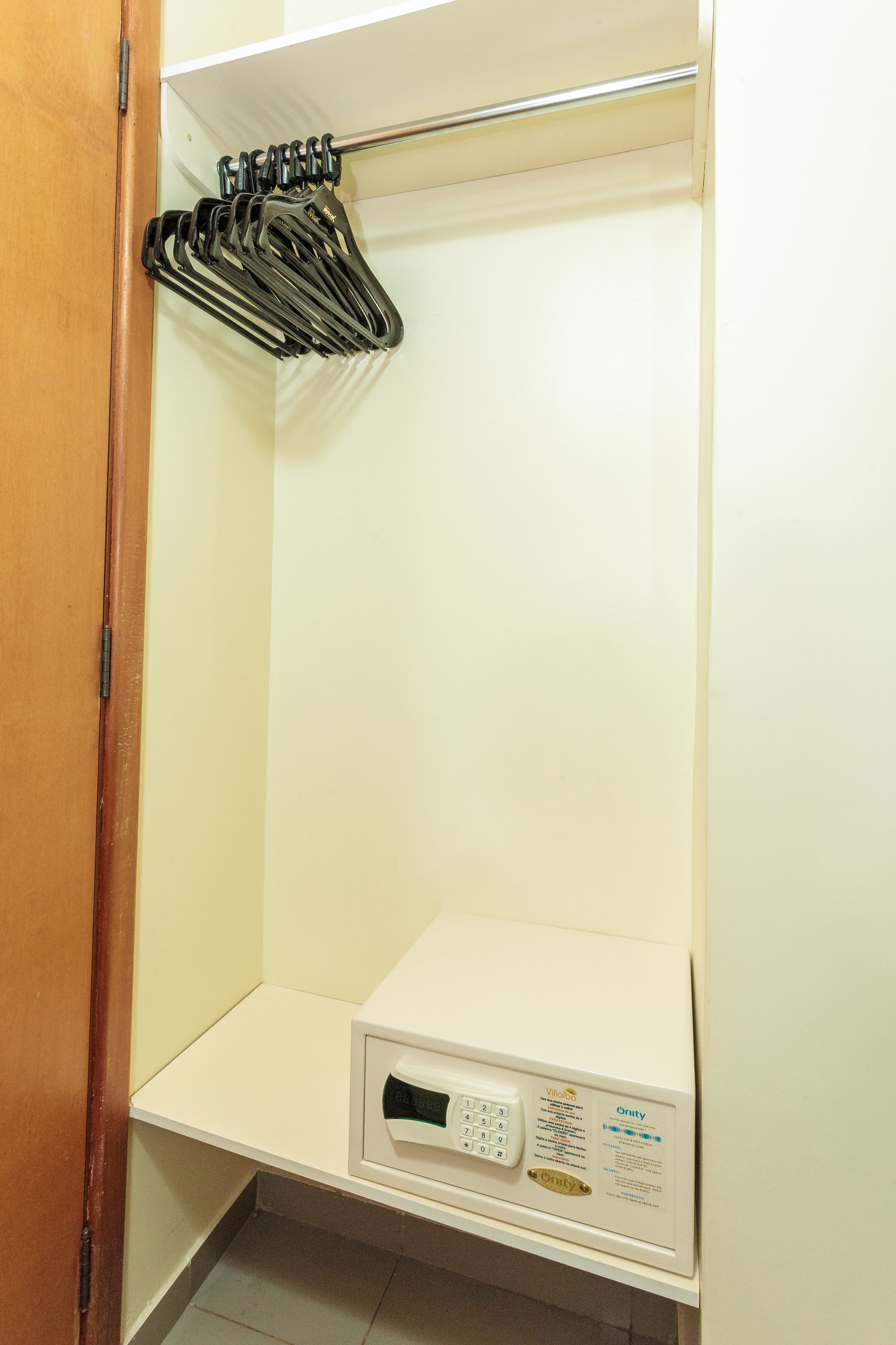 deluxe twin room, 2 single beds | safe