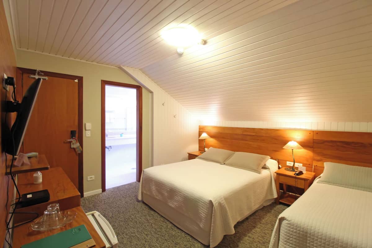 Loft Classic | Minibar, värdeförvaringsskåp på rummet och mörkläggningsgardiner
