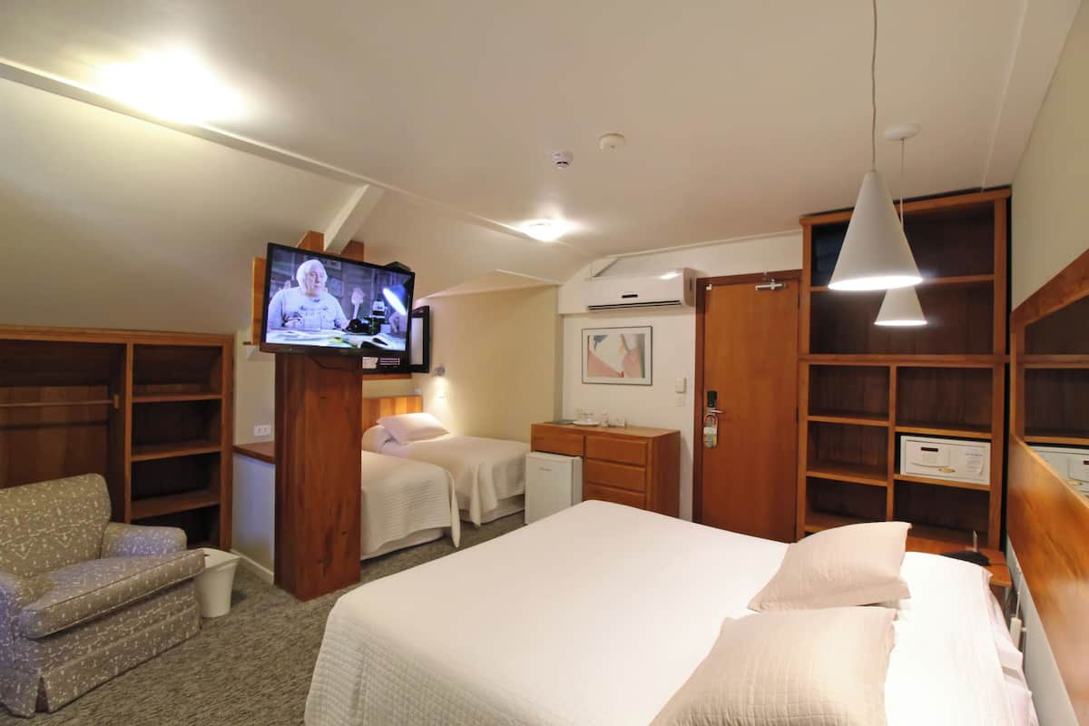 Loft Superior | Minibar, värdeförvaringsskåp på rummet och mörkläggningsgardiner