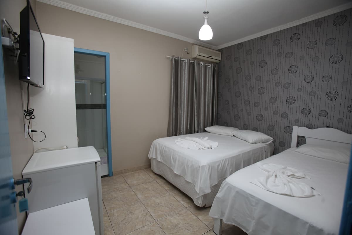 Chambre Triple | Minibar, bureau, Wi-Fi gratuit, draps fournis