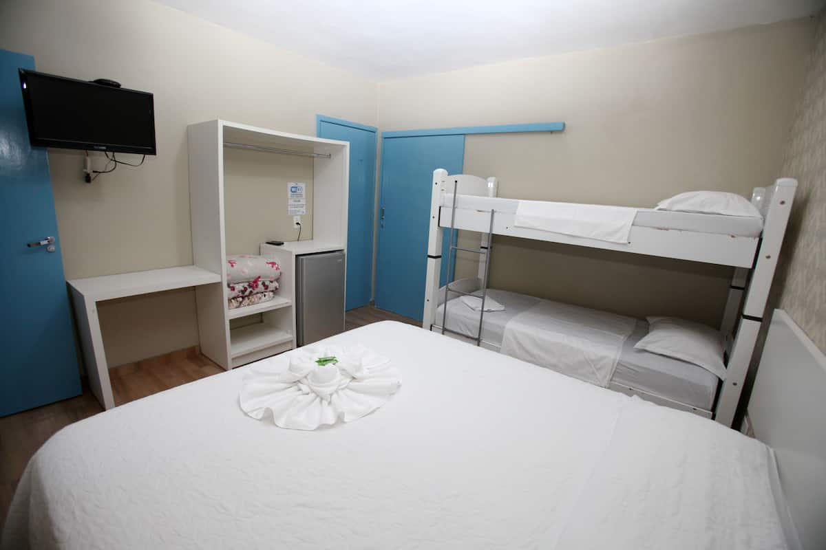 Chambre Quadruple | Minibar, bureau, Wi-Fi gratuit, draps fournis