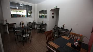 Café da manhã com buffet grátis todos os dias