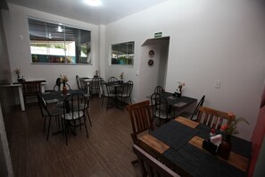 Free daily buffet breakfast - Pousada Quedas D'Água (Foz do Iguaçu)