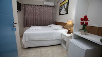 Quarto casal | Frigobar, escrivaninha, Wi-Fi de cortesia, roupa de cama