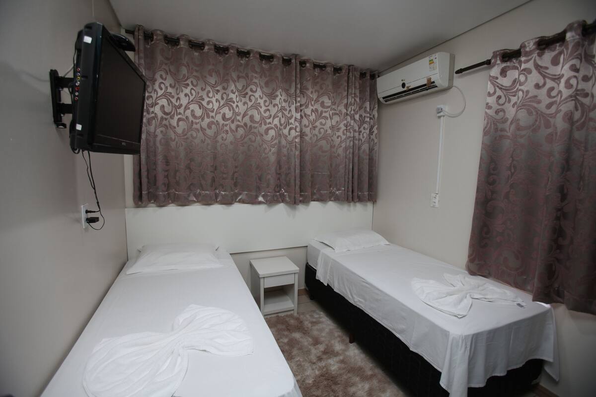 Twin Room | Minibar, desk, WiFi (free), bed sheets