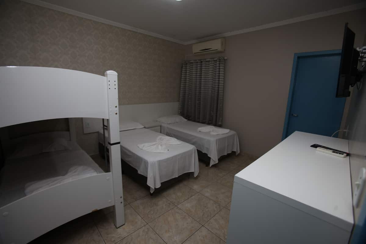 Chambre Quadruple | Minibar, bureau, Wi-Fi gratuit, draps fournis