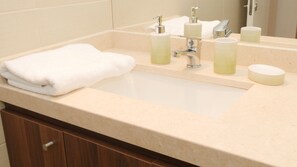 Combined shower/bathtub, deep-soaking bathtub, free toiletries