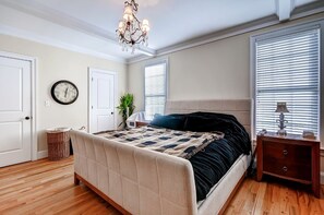 Signature House, Multiple Bedrooms, Jetted Tub, Mountain View | 1 bedroom, premium bedding, minibar, desk - Celebration Retreat (Front Royal)