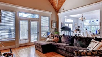 Televisión de pantalla plana, chimenea y películas con cargo